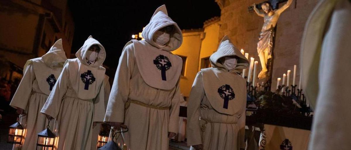 Los hermanos del Espíritu Santo, cubiertos aún con las mascarillas, primeros semansanteros que han podido salir en procesión tras la pandemia.