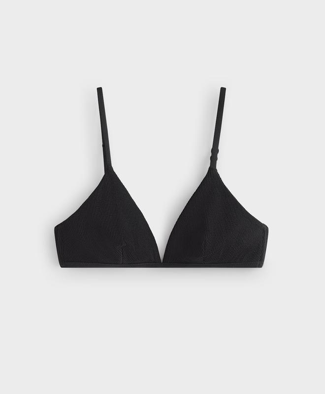 Bikini triangular rib en color negro de Oysho