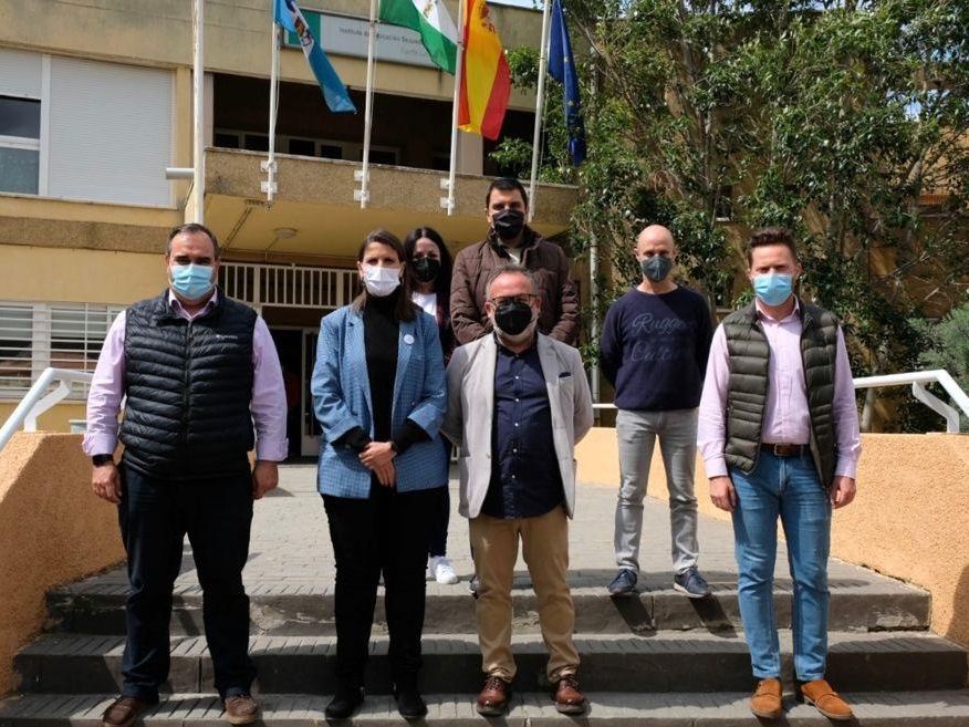 La delegada Mercedes García Paine con el alcalde de Pizarra, Félix Lozano, y responsables del IES Fuente Luna.