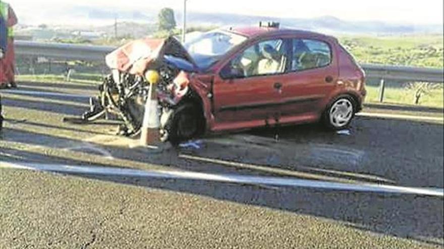 Tres heridos, uno grave, en una colisión frontal