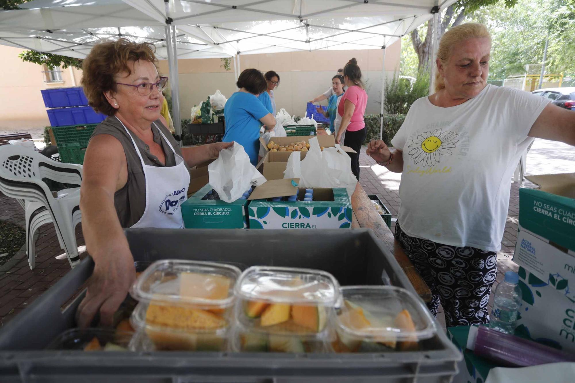 Amigos de la calle reparte comida en ocho rutas ante el incesante calor.