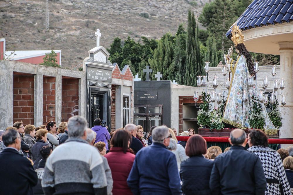 Un amplio número de vecinos se sumó a la celebración de los 200 años del cementerio de Cox.