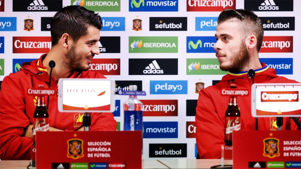 Álvaro Morata y David de Gea durante una rueda de prensa en una concentración de la selección española
