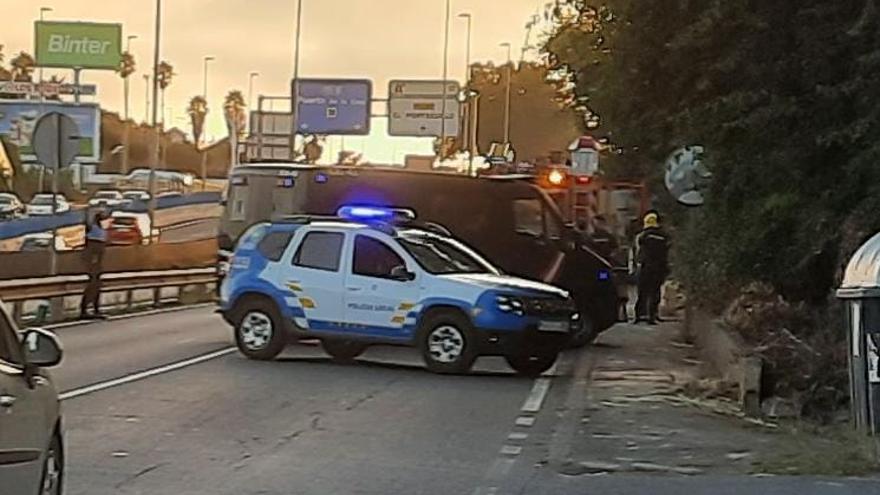 Bomberos y Policía Local en el lugar del incendio.