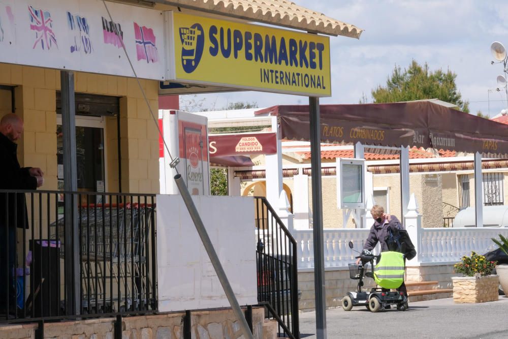 Las comunidades de residentes extranjeros interpretan a su manera las reglas de confinamiento en muchos lugares del litoral del a provincia. Imágenes de San Fulgencio.