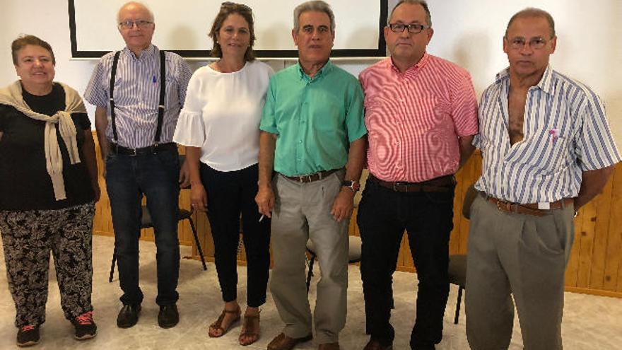 Paqui Nolasco (i), Orlando Suárez, Ana María Betancort, Ramón Pérez Farray, Julián Andueza e Ismael Martín, ayer en el salón de actos de los sindicatos.