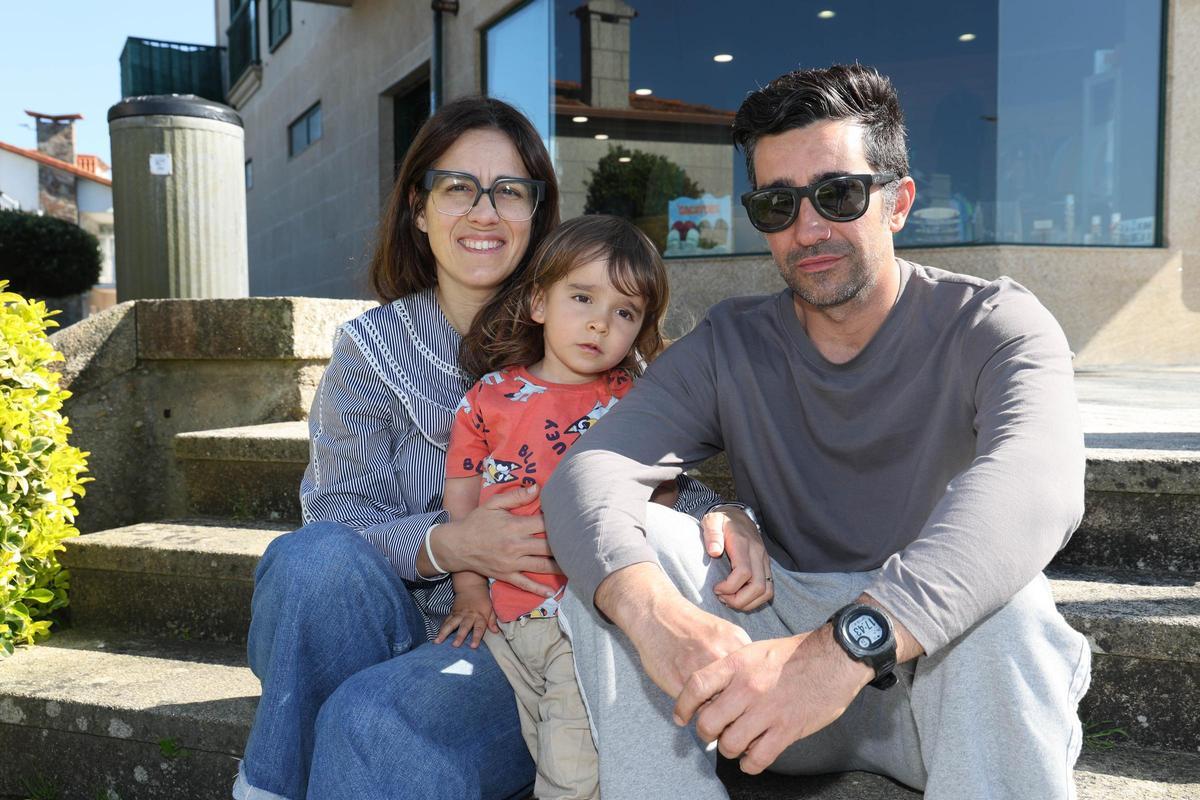 El pequeño Mauri con sus padres, en Patos.