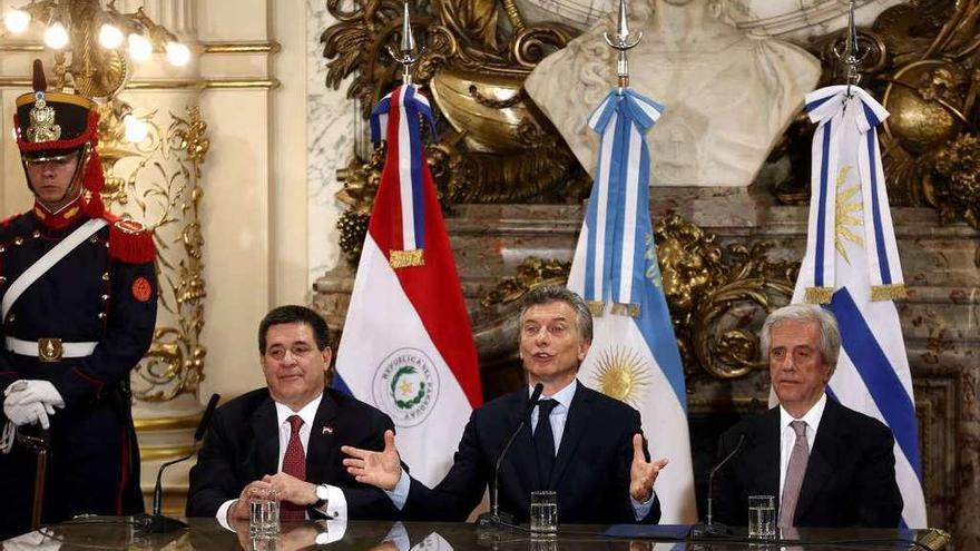 De izquierda a derecha, los presidentes Tabaré Vázquez, Mauricio Macri y Horacio Cartes.