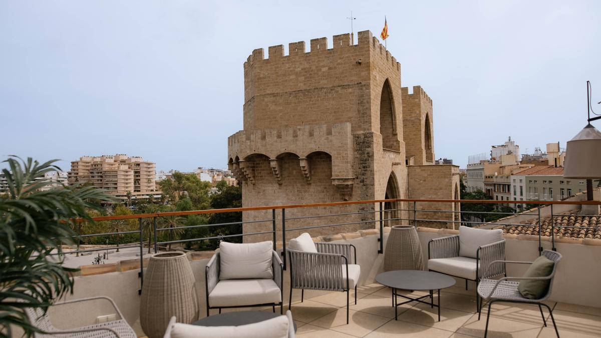 Imagen de la terraza “Luna de Valencia Rooftop” del Hotel Puerta Serranos.