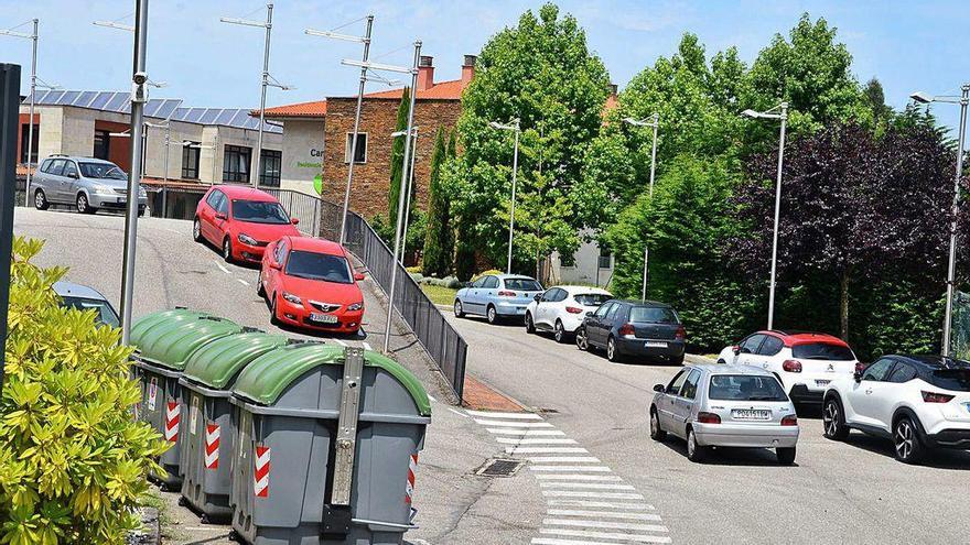 Trabajadores, ayer, accediendo al geriátrico ubicado en Herbello.