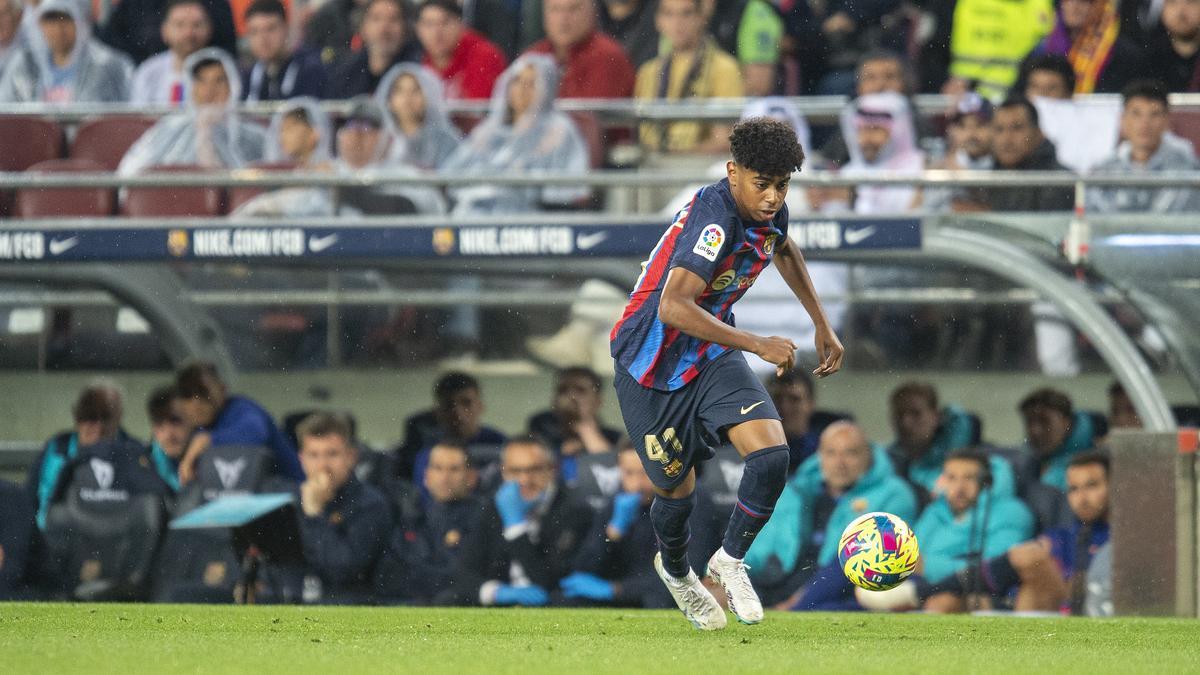 Debut del joven cadete azulgrana de 15 años Lamine Yamal durante el partido de liga entre el Barça y el Betis en el Camp Nou