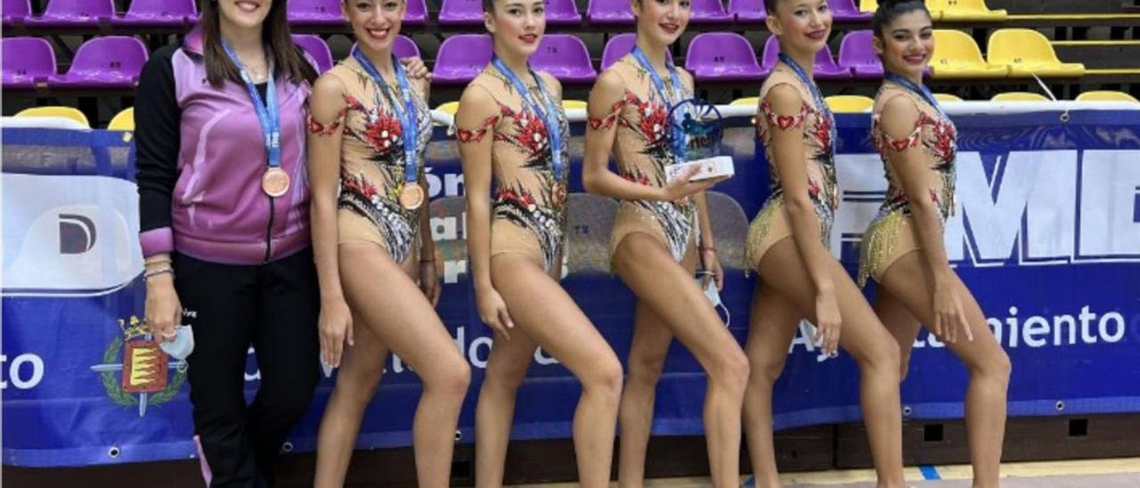 El conjunto cadete del Club Attenya Telde, con la medalla de bronce conquistada en Valladolid. | | LP/DLP