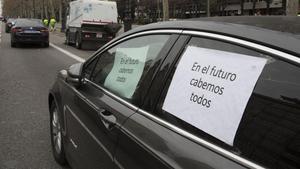 Un VTC de Barcelona exhibe una cartel reivindicativo. 