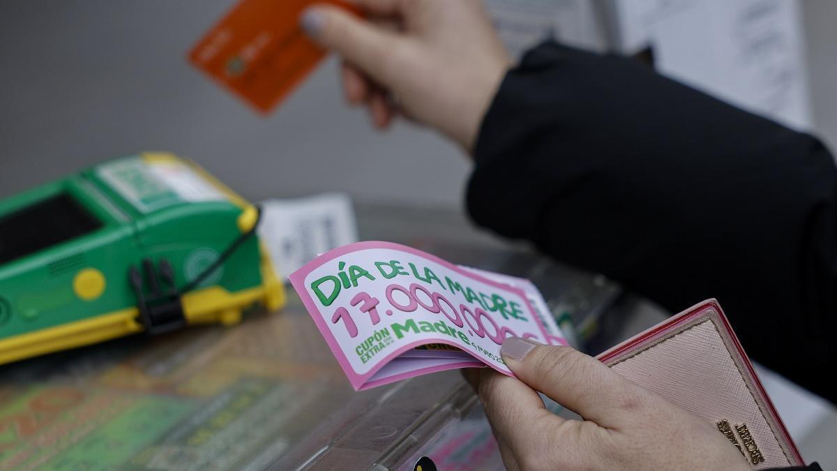 Una persona compra un cupón de la ONCE