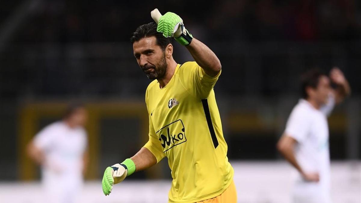 Buffon volvió a vestirse de corto para homenajear a Andrea Pirlo.