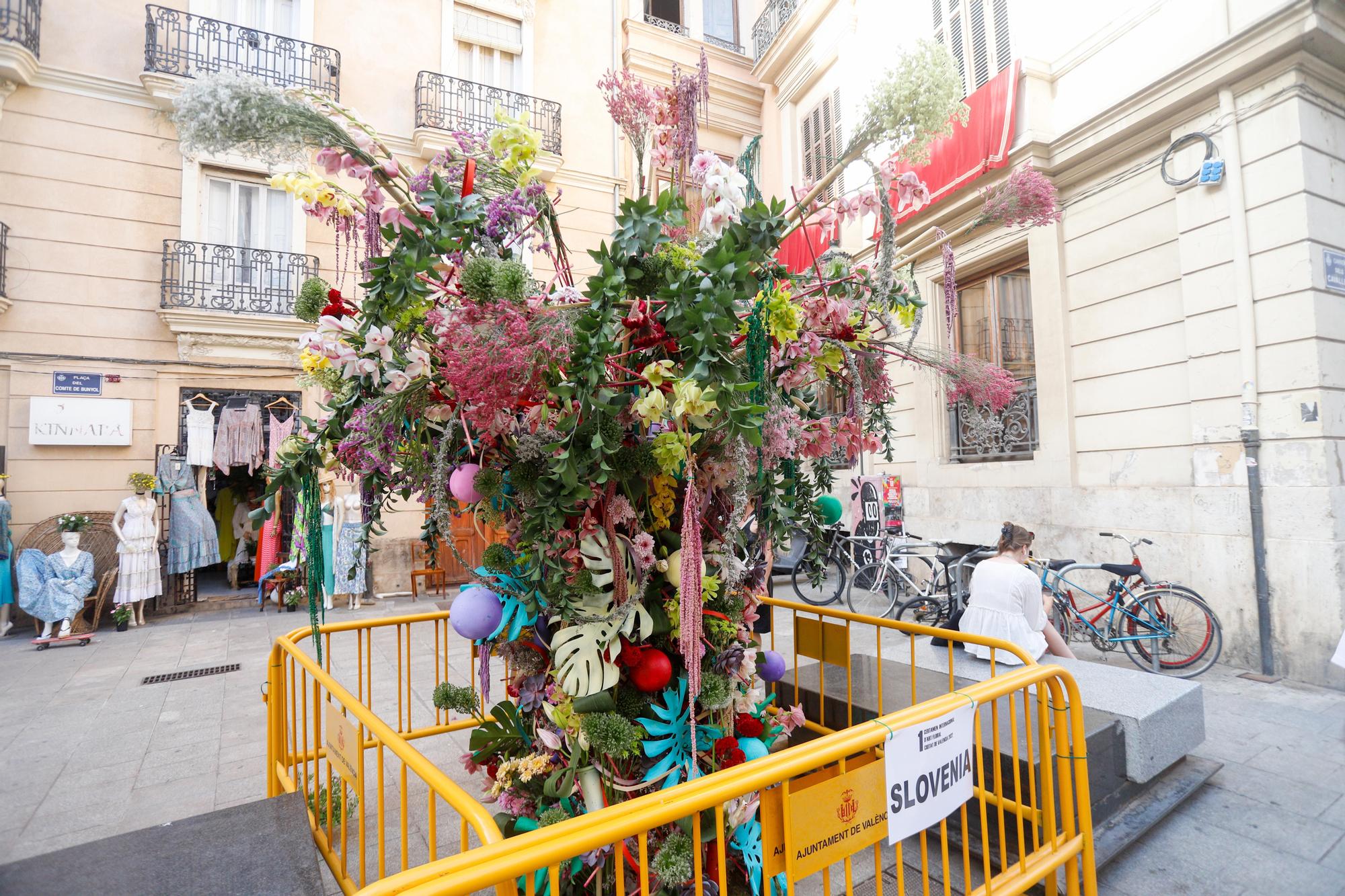 Sábado de Corpus: ambiente en la plaza, balcones y adornos florales