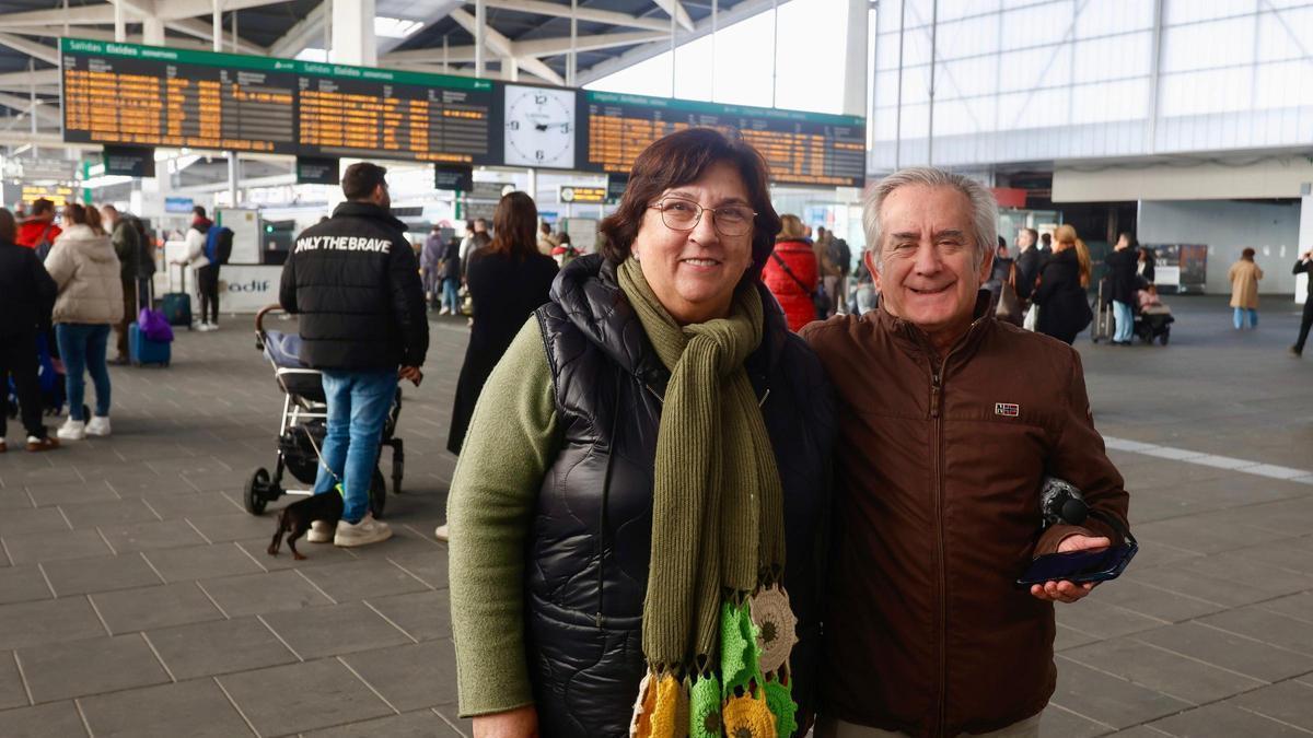 Una pareja de Marbella, afectados por la cancelación de trenes en València
