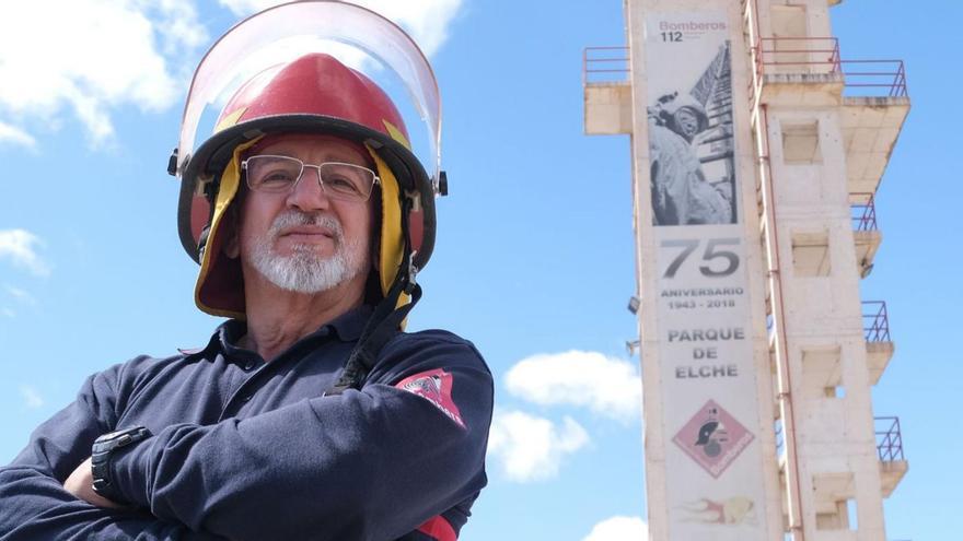 José Soler con su casco momentos antes de la entrevista en el parque de bomberos de Elche.  | ÁXEL ÁLVAREZ