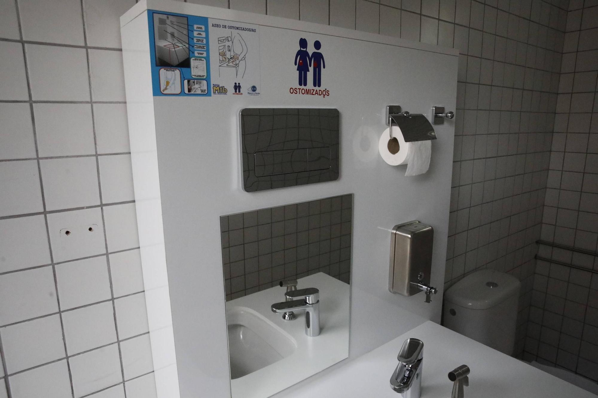 Así son los nuevos baños para personas ostomizadas en Gijón (en imágenes)