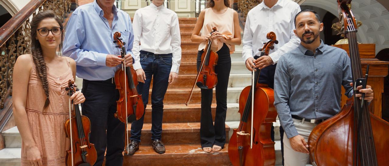 Los integrantes del Quinteto de Cuerda Gran Canaria, con el pianista solista Víctor Naranjo.