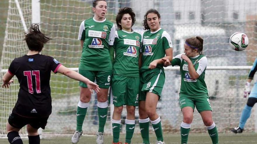 Las jugadoras de El Olivo defienden un lanzamiento de falta, ayer ante el Femiastur. // Marta G. Brea