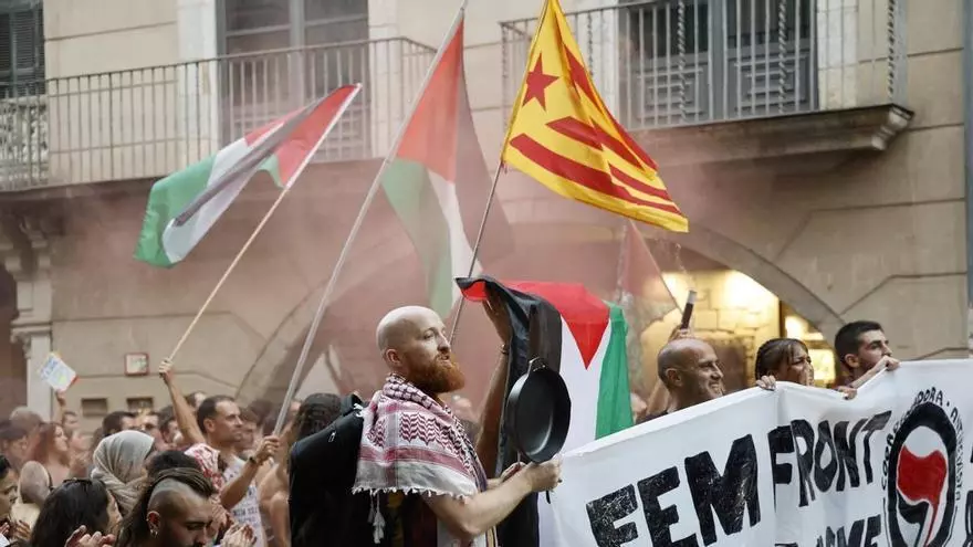 Vídeo: La situació a Ceuta divideix la plaça del Vi de Girona