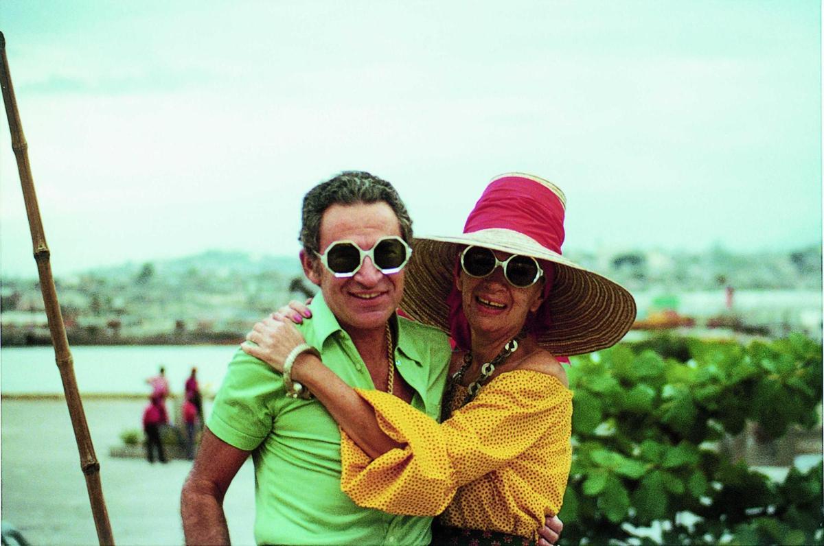 Iris con su marido, Carl Apfel, durante uno de sus viajes en la década de los 70.
