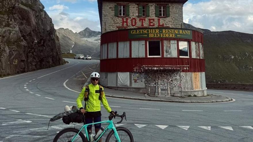 El aragonés Enrique Cortés, frente al hotel Belvedere, en los Alpes suizos