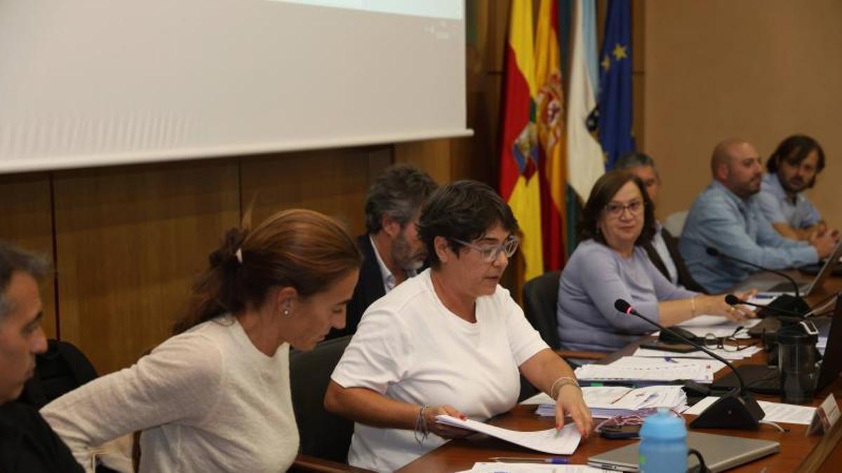 La concejala de Servicios Sociales de Vilagarcía, Tania García, en el centro, durante un pleno.