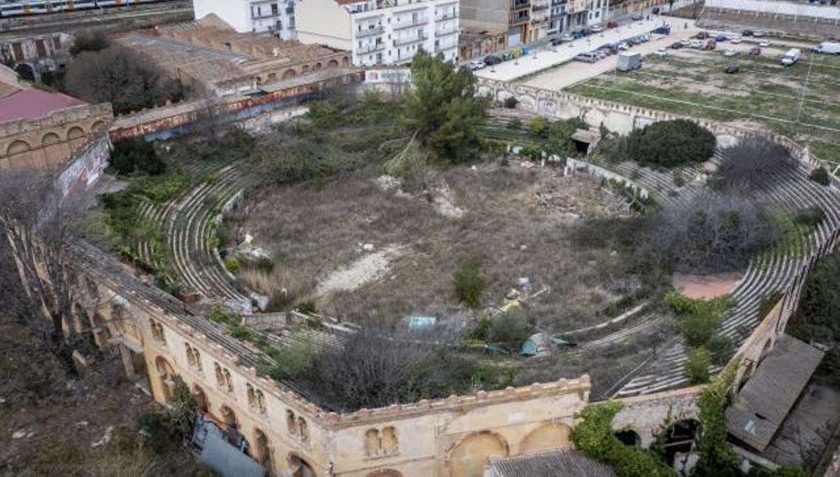 la plaça de braus de Figueres, un equipament imponent sense cap ús des de fa anys. 1 Imatge aèria recent que permet veure l’estat de degradació de l’antiga plaça de braus. F  | JOSEP RIBAS FALGUÉS