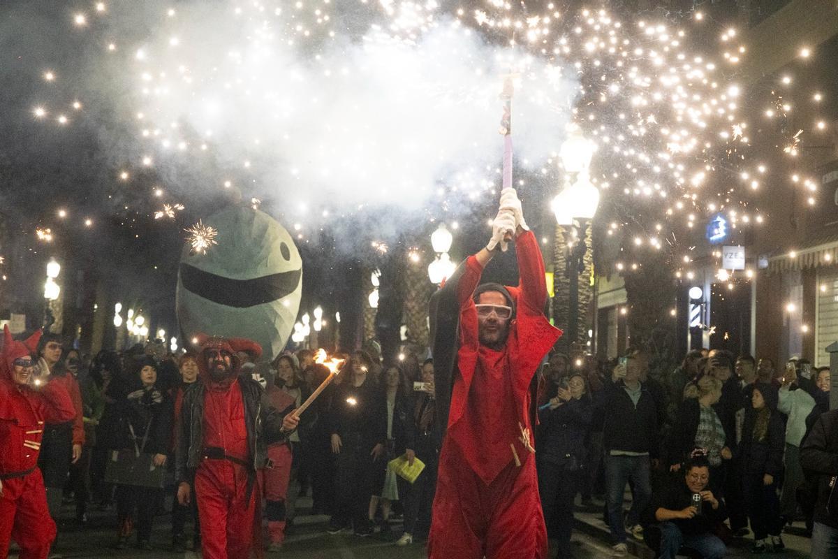 El Entierro de la Sardina pone el broche final al Carnaval de Alicante El Entierro de la Sardina pone el broche final al Carnaval de Alicante