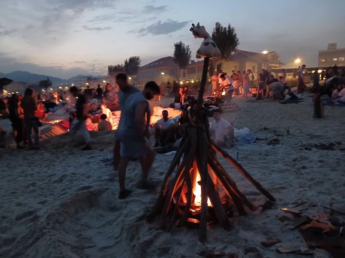 La noche de San Xoán en la playa de Rodeira, en Cangas. La noche de San Xoán en la playa de Rodeira, en Cangas.