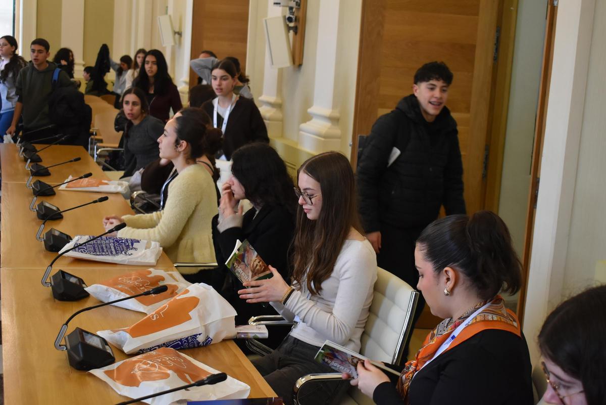 Fotogalería | Alumnos franceses y portugueses visitan el ayuntamiento de Cáceres