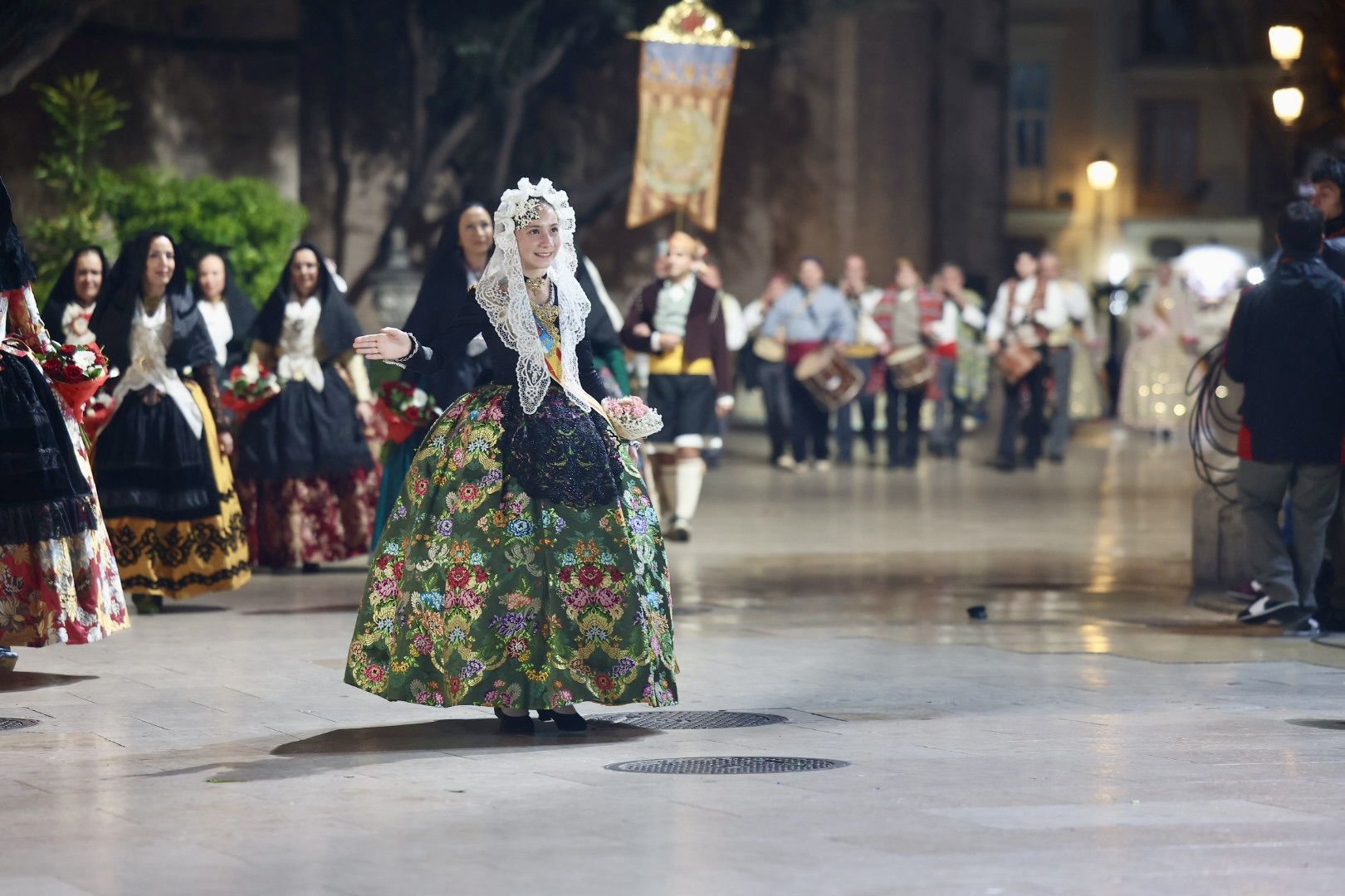 Ofrenda Fallas 2023 | Así ha sido la llegada de Paula Nieto a la plaza de la Virgen