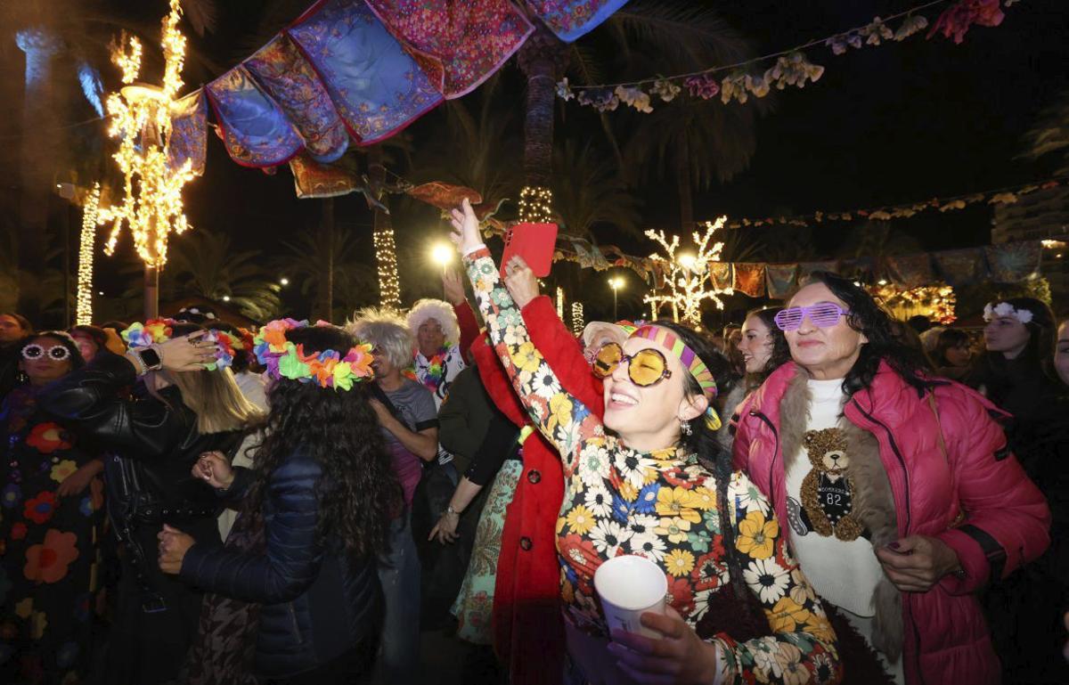 Ambientazo en Sant Antoni el sábado por la noche. | FOTOS: J.A. RIERA