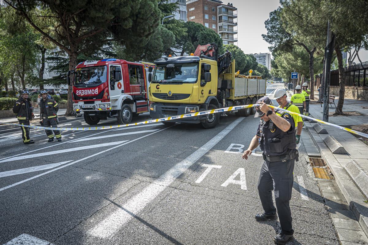 Escape de agua de grandes dimensiones en la avenida Pedralbes con el paseo Manuel Girona de Barcelona