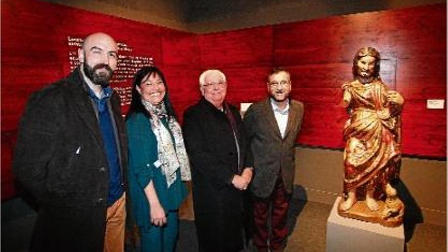 Els assistents a la presentació, amb la talla barroca que representa Sant Joan Baptista de Domènec Rovira.