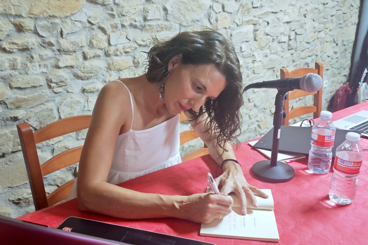 Esther Ferreira firma ejemplares de su libro tras la presentación celebrada en Figueruela de Abajo.