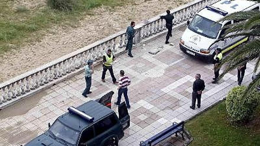 Un grupo de artificieros de la Guardia Civil, examina el lugar donde esta mañana ha explotado un artefacto de baja intensidad en el paseo marítimo de Laredo (Cantabria), de cuya colocación había advertido esta mañana ETA en una llamada a los bomberos de Trápaga (Vizcaya), en la que avisaba también de la colocación de otras dos.