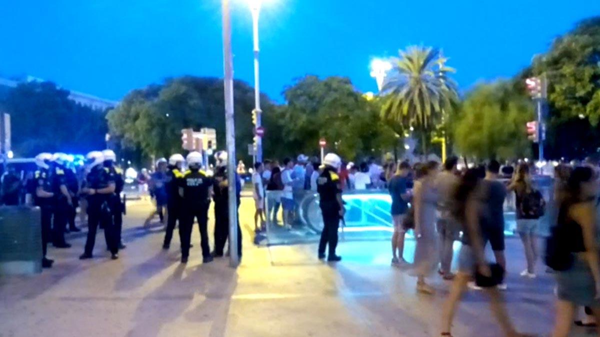 Operación nocturna contra los manteros en los alrededores de metro Barceloneta (Barcelona).