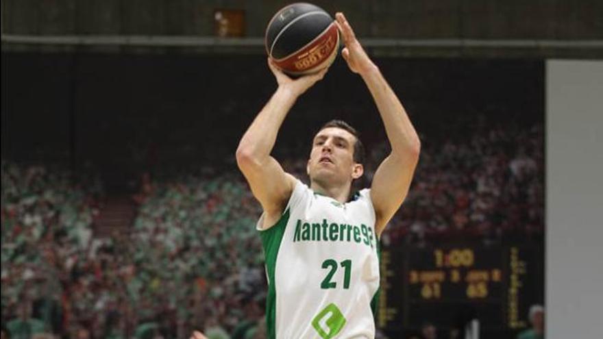 Butterfield, lanzando en suspensión en un partido con el Nanterre.