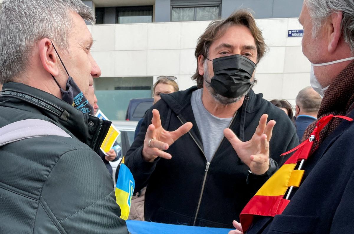 El actor Javier Bardem protesta frente a la Embajada de Rusia en Madrid.