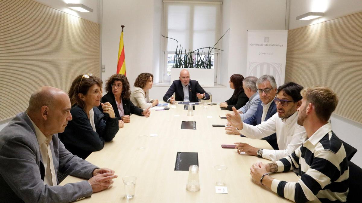 El conseller d'Acció Climàtica a la reunió amb els alcaldes dels municipis afectats per l'eòlica marina.
