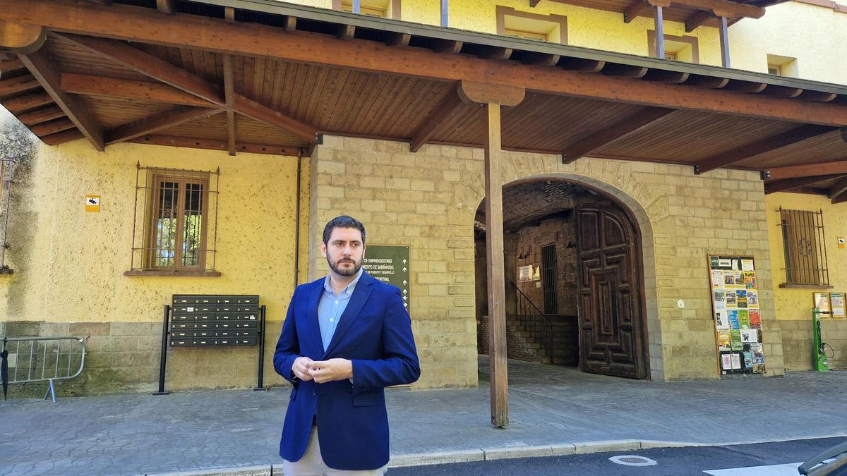 El vicepresidente de Aragón y líder de Vox en la comunidad, Alejandro Nolasco, frente a las puertas de Pirenarium.