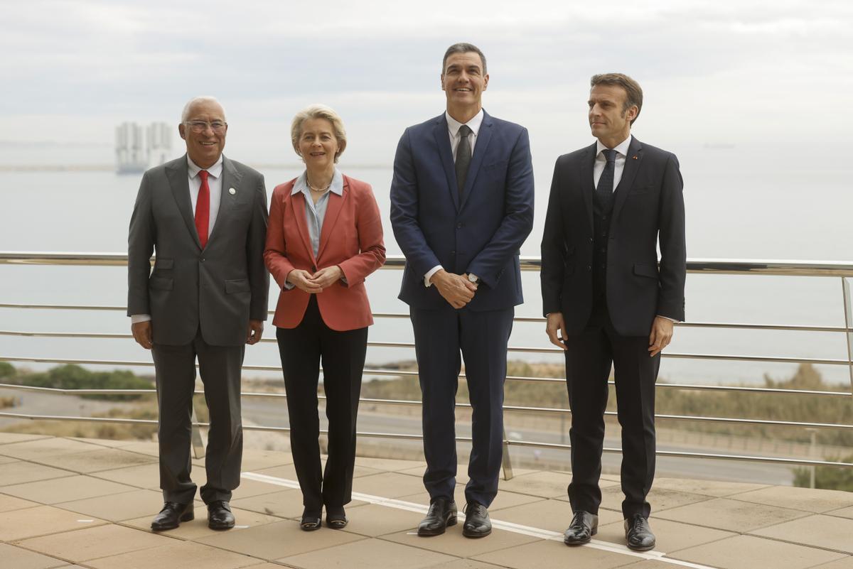 El presidente del Gobierno, Pedro Sánchez; el presidente francés, Emmanuel Macron, y el primer ministro portugués, Antonio Costa, acompañados de la presidenta de la Comisión Europea, Ursula Von der Leyen.