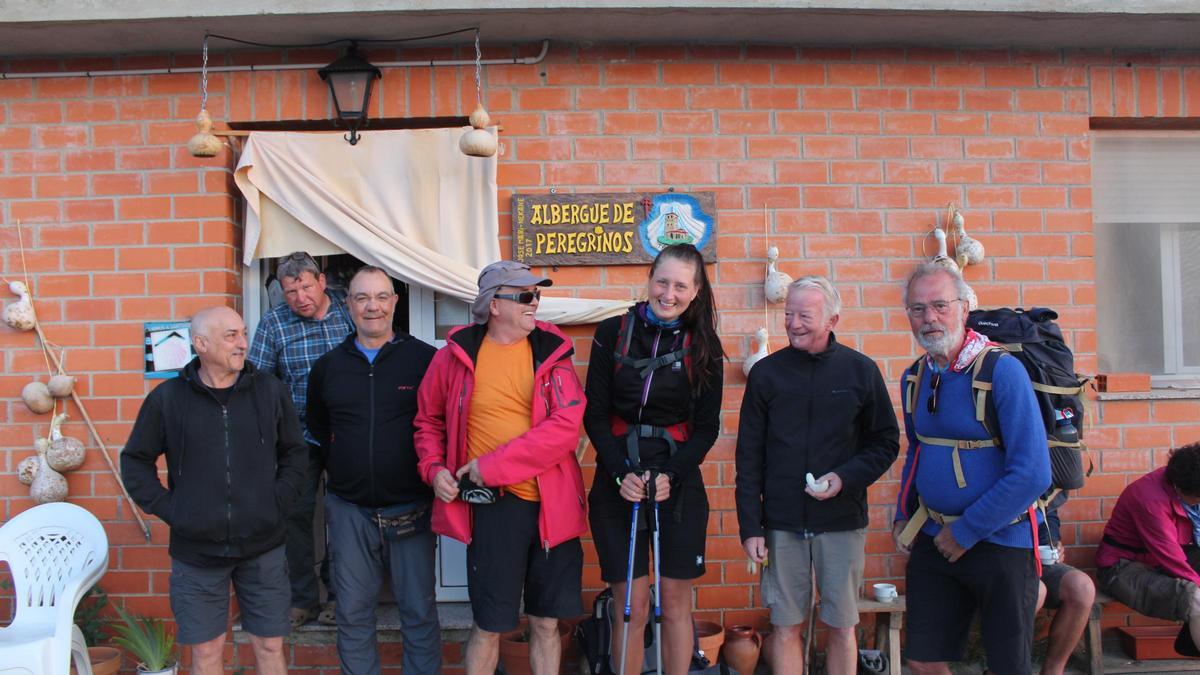 Peregrinos foráneos en el albergue municipal de Tábara en su paso por la provincia