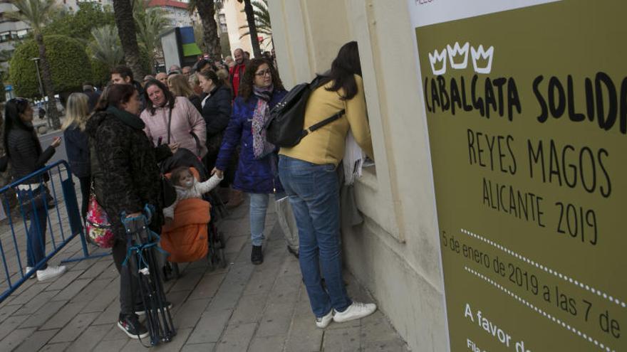 Imagen de las colas del primer día de venta de las sillas de la Cabalgata