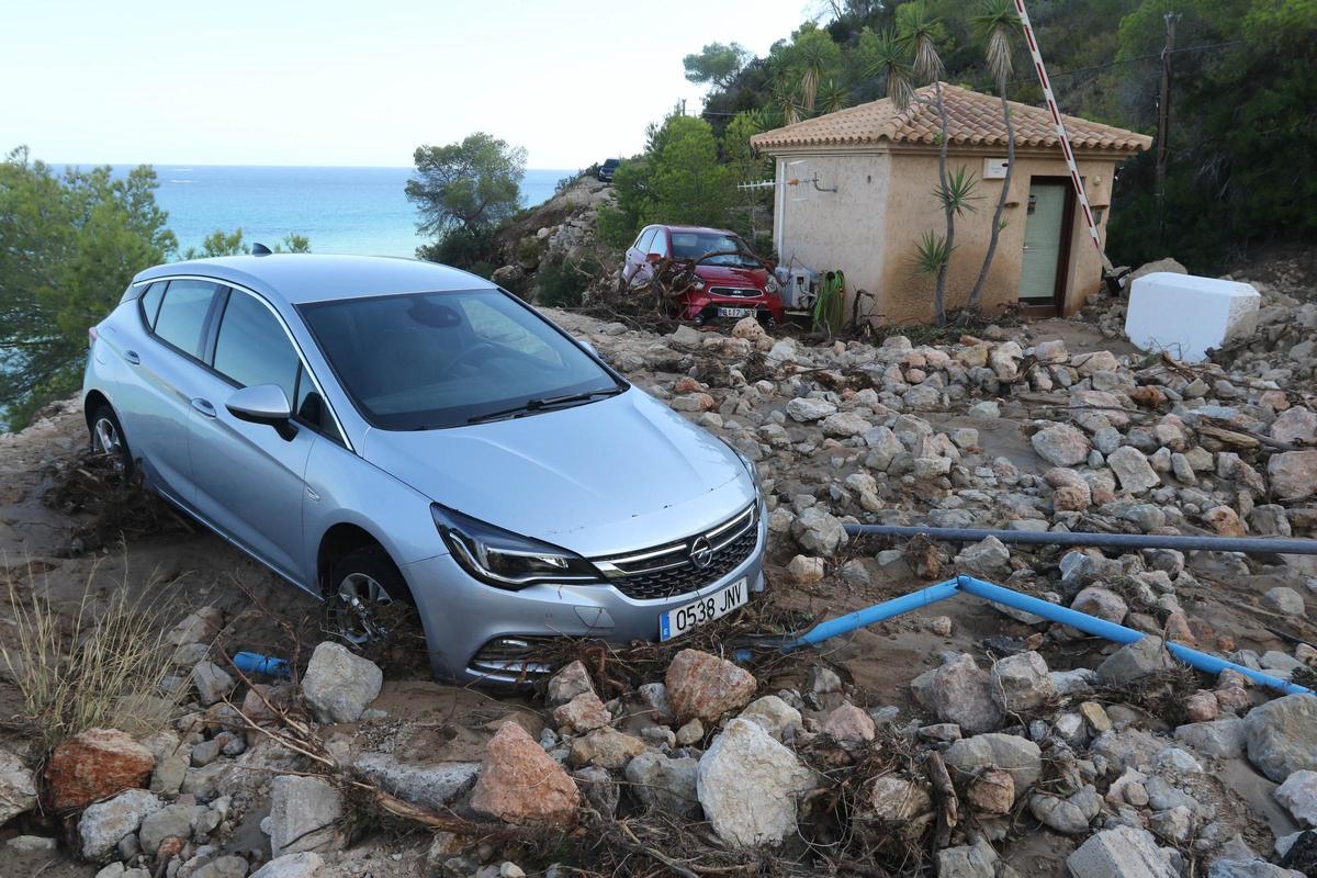 Imagen de la carretera de es Cubells tras las tormentas del 11 de agosto de 2017.