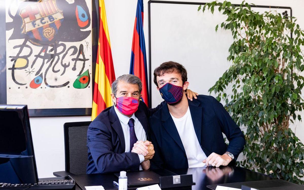 Laporta dio una cálida bienvenida a Sertac Sanli en la firma del contrato