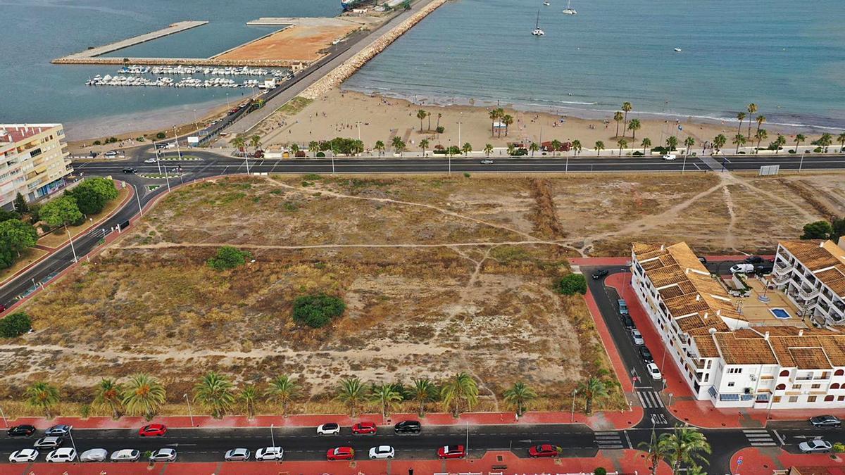 Imagen aérea de la parcela de Los Náufragos en la que está prevista la construcción de nueve torres de hasta 23 alturas.